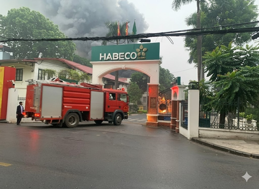 Lực lượng chữa cháy đến hiện trường. Ảnh: DK
