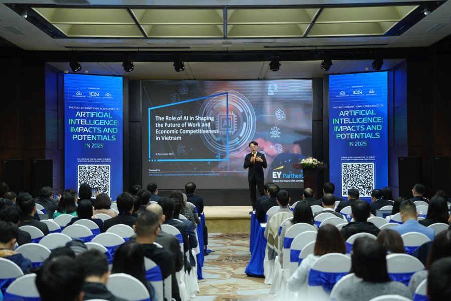 Nhà khoa học trình bày tại hội nghị. image007.jpg