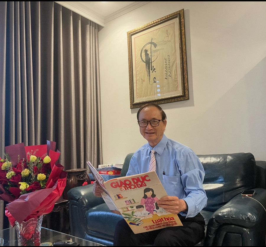 Tác giả Đặng Tự Ân với Báo Giáo dục và Thời đại. Ảnh: NVCC.
