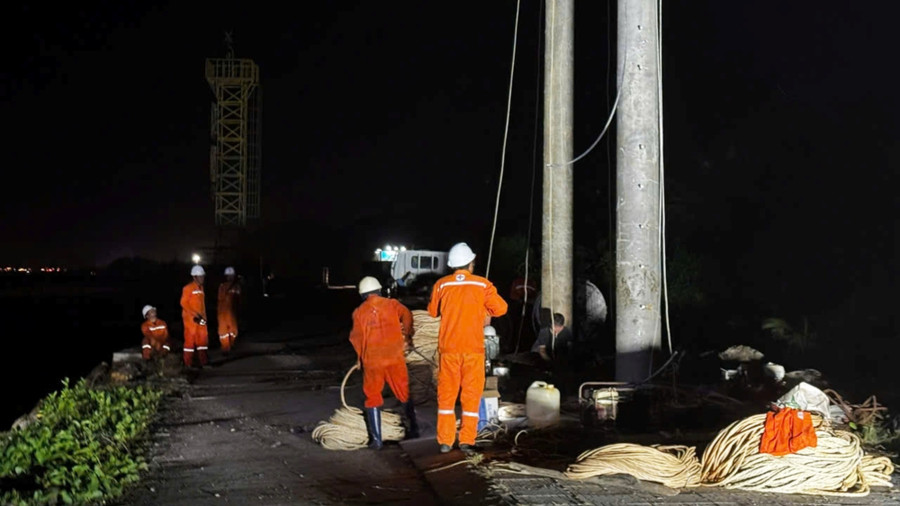 Các đơn vị khẩn trương thi công ngày, đêm để khắc phục sự cố cáp ngầm 110kV Hà Tiên - Phú Quốc. phu-quoc-co-dien-5.jpg