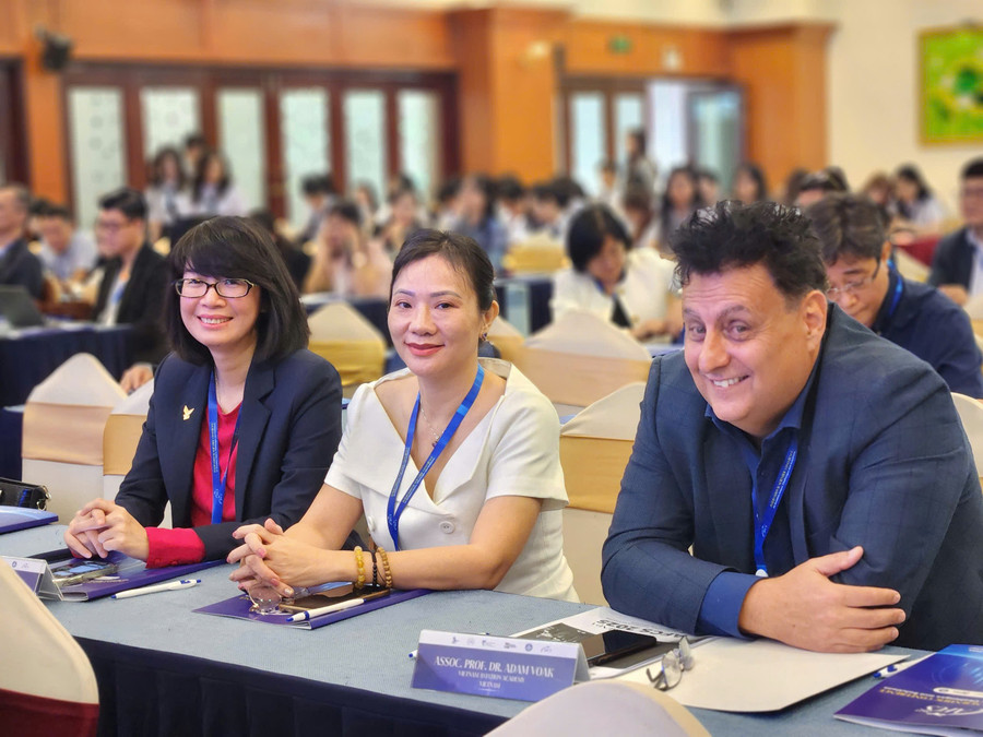 Các chuyên gia, nhà khoa học tham gia hội nghị. z7311523922706-23e091c8c8ba31c4af0fb3937e8c467a.jpg