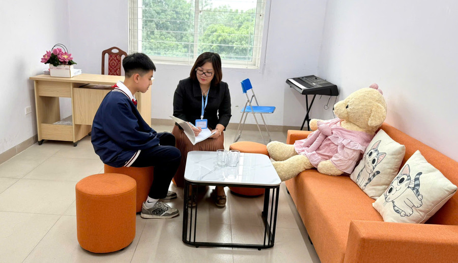 Chử Thị Thu Hường- Phó Hiệu trưởng Trường THCS Long Biên tư vấn tâm lý cho học sinh. long-bien-1.jpg