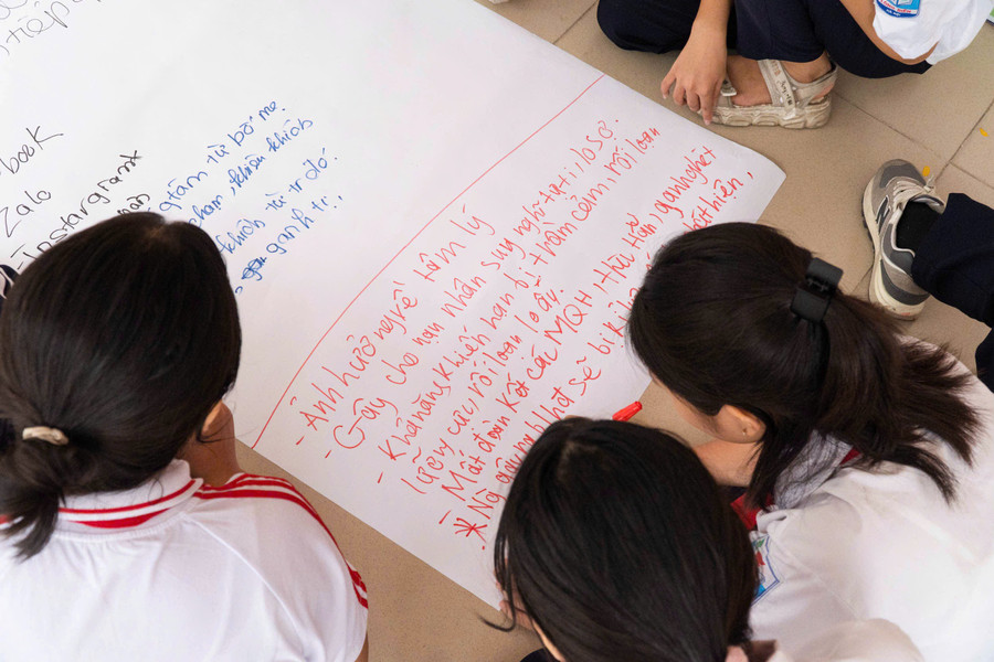 Học sinh tích cực hưởng ứng các hoạt động. Ảnh NTCC. long-bien-3.jpg