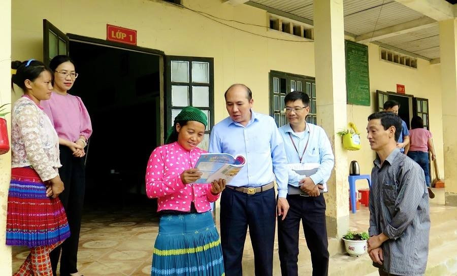 Đoàn giám sát của HĐND tỉnh Hà Giang (nay là tỉnh Tuyên Quang) kiểm tra trình độ của các học viên sau khi hoàn thành khoá học xóa mù chữ tại xã Mèo Vạc. 2-giam-sat.jpg