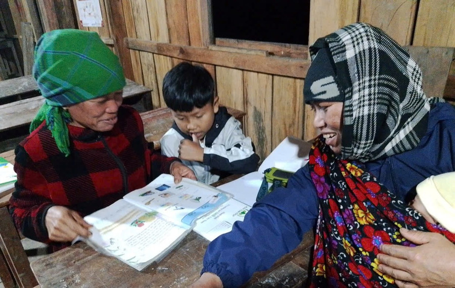 Học viên mang theo con, cháu đến lớp cùng học chữ. z7330105552653-981676e0a12791e080cfa03b9710540f.jpg