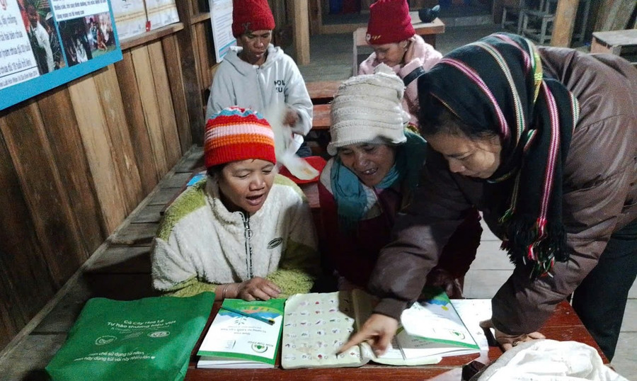 Giáo viên Trường Phổ thông Dân tộc Bán trú cấp 1, 2 Măng Bút 2 hướng dẫn người dân đọc, viết.