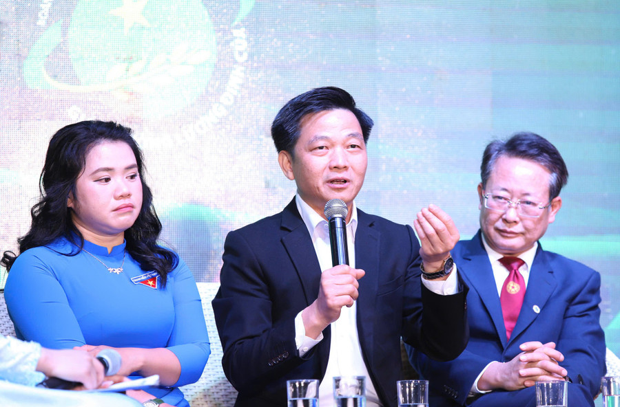 Ông Đặng Quý Nhân, Phó trưởng Phòng Quản lý Mỗi xã một sản phẩm và Du lịch nông thôn (Văn phòng Điều phối nông thôn mới Trung ương) trao đổi. chuyen-gia.jpg