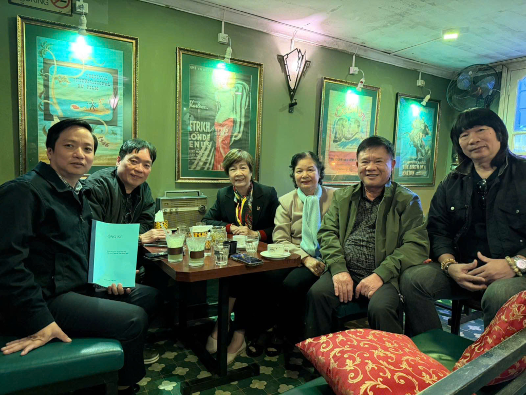 Chủ tịch UBND tỉnh Lê Hải Hòa và nhà thơ, nhà biên kịch điện ảnh Nguyễn Thị Hồng Ngát (người thứ 3 từ trái sang) và ê-kíp làm phim