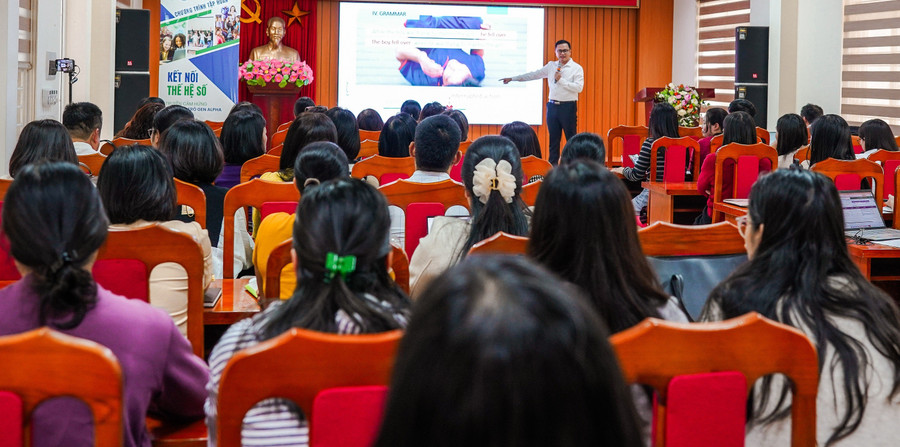 Giáo viên tại Trường THCS Tiên Dược (Sóc Sơn, Hà Nội) tham gia chương trình tập huấn về kết nối thế hệ số. Ảnh: Đình Tuệ