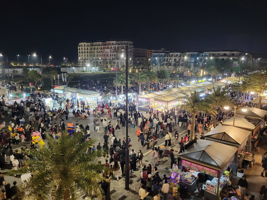 Người dân chờ đón khoảnh khắc bước sang năm mới. 605858493-25420797194253918-6710404065550331283-n.jpg