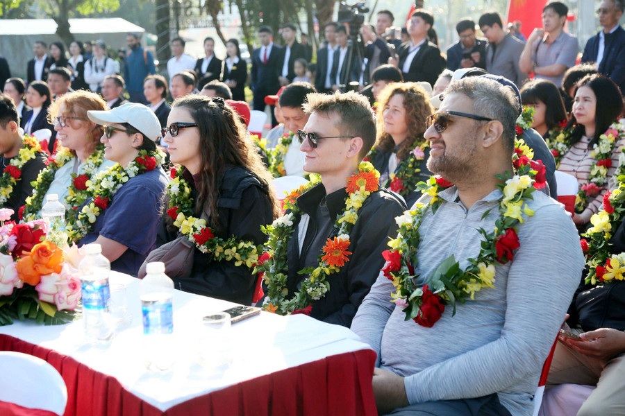 Khách quốc tế đến tham quan tại di sản Phong Nha - Kẻ Bàng. f527e13524e4abbaf2f5.jpg