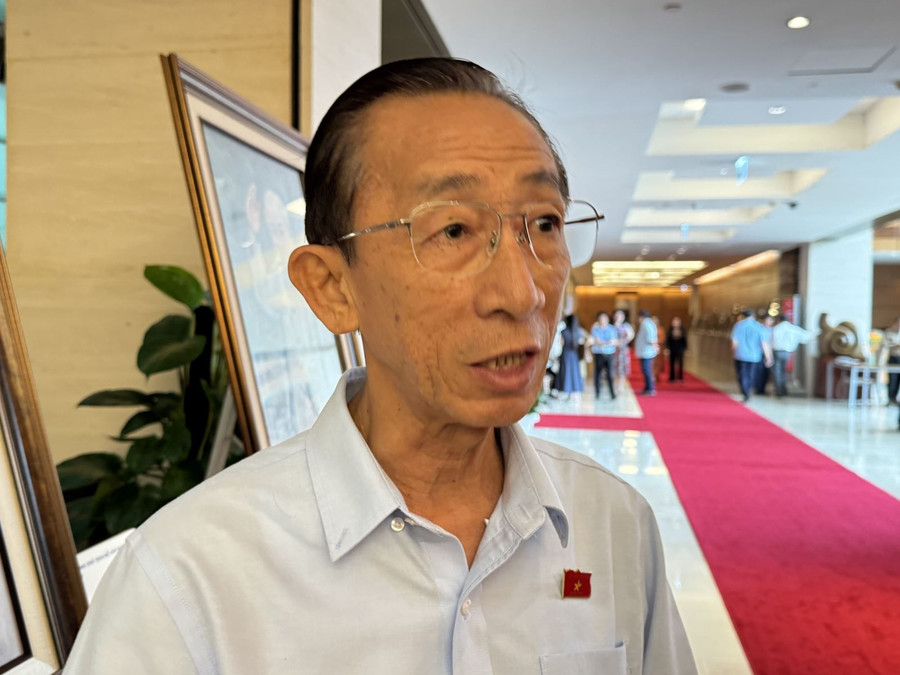 Đại biểu Trần Hoàng Ngân (Đoàn TPHCM) trả lời phỏng vấn bên hành lang Quốc hội. Đại biểu Trần Hoàng Ngân (Đoàn TPHCM) trả lời phỏng vấn bên hành lang Quốc hội.