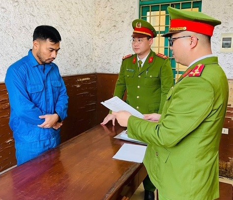 Cơ quan điều tra tống đạt quyết định khởi tố bị can và lệnh tạm giam cho bị can Đỗ Như Trường.