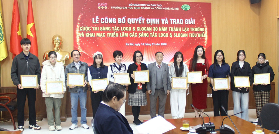 Những tập thể, cá nhân được giải sáng tác Slogan. img-5985.jpg