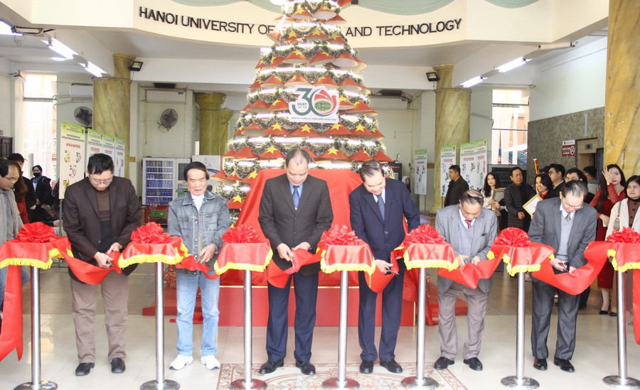 Nghi thức cắt băng khai mạc Triển lãm các sáng tác Logo tiêu biểu và công bố Logo 30 năm thành lập Trường ĐH Kinh doanh và Công nghệ Hà Nội. img-6002.jpg