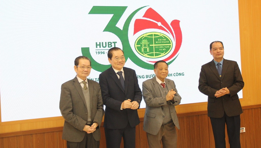 Ban Giám hiệu Nhà trường công bố chính thức Logo kỷ niệm 30 năm thành lập Trường ĐH Kinh doanh và Công nghệ Hà Nội. img-5998.jpg