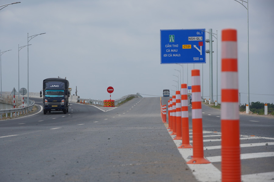 Cao tốc Cần Thơ - Cà Mau rút ngắn khoảng cách đáng kể giữa các đô thị miền Tây. tqp01013.jpg