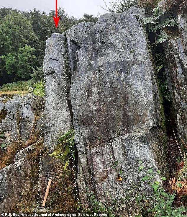 Nếu các khối đá được mang từ nơi xuất phát tại Craig Rhos–y–Felin ở phía bắc Pembrokeshire (trong ảnh) bằng băng, thì các sông băng này cũng phải mang theo một lượng cát khổng lồ, và lượng cát đó lẽ ra phải được phát hiện trong các con sông ngày nay. bi-an-stonehenge-he-lo-su-that-bat-ngo-ve-khoi-da-khong-lo-3.jpg