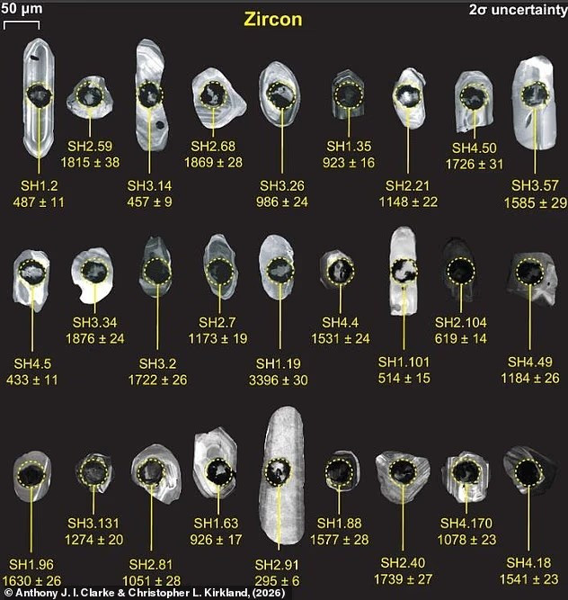 Các nhà khoa học đã nghiên cứu những hạt khoáng vật zircon (trong ảnh) và apatite, vốn hoạt động như những chiếc đồng hồ địa chất bằng cách giữ lại uranium phóng xạ. Nếu giả thuyết vận chuyển bằng sông băng là đúng, tuổi của những hạt này phải trùng khớp với tuổi của các loại đá ở xứ Wales. bi-an-stonehenge-he-lo-su-that-bat-ngo-ve-khoi-da-khong-lo-2.jpg