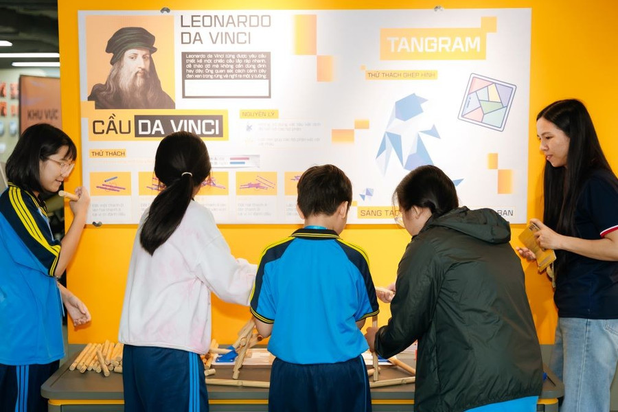 Học sinh trải nghiệm tại khu vực Science & Engineering Lab.