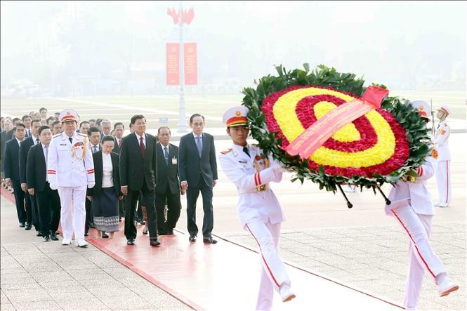 Tổng Bí thư, Chủ tịch nước Lào Thongloun Sisoulith và phu nhân cùng Đoàn đại biểu cấp cao Đảng, Nhà nước Lào đã đến đặt vòng hoa, vào Lăng viếng Chủ tịch Hồ Chí Minh. Ảnh: An Đăng/TTXVN