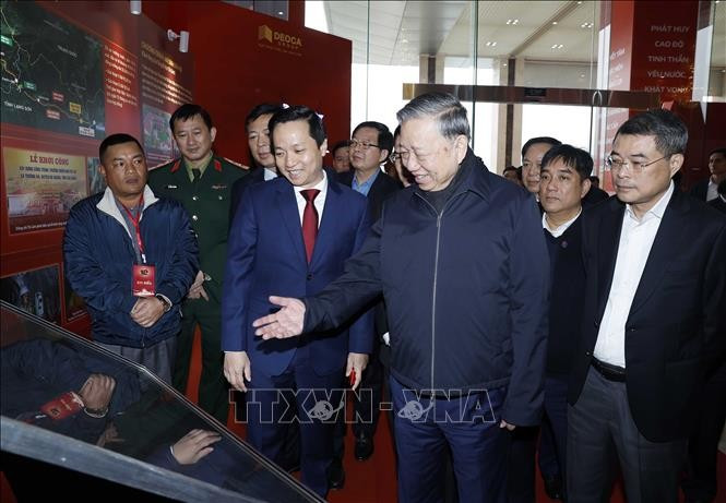 Tổng Bí thư Tô Lâm và các đại biểu tham quan không gian trưng bày tại cuộc làm việc với Ban Chấp hành Đảng bộ tỉnh Cao Bằng. Ảnh: Thống Nhất/TTXVN