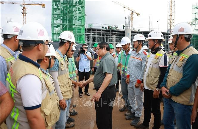 Thủ tướng Phạm Minh Chính với công nhân thi công dự án Cảng hàng không quốc tế Phú Quốc. Ảnh: Dương Giang/TTXVN Thủ tướng Phạm Minh Chính với công nhân thi công dự án Cảng hàng không quốc tế Phú Quốc. Ảnh: Dương Giang/TTXVN