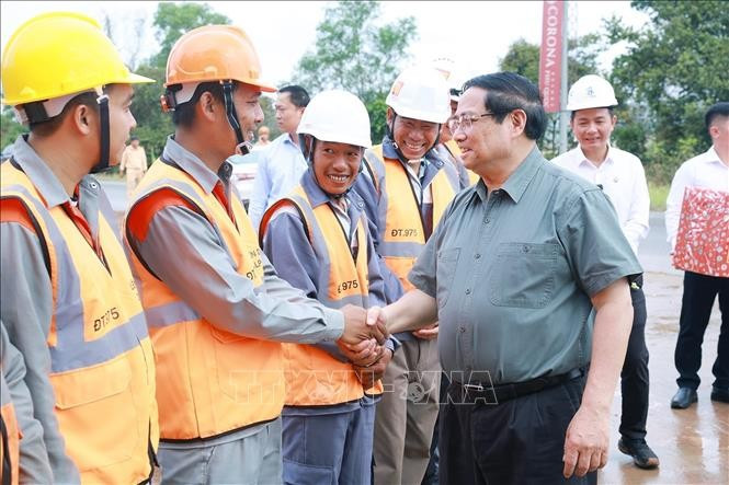 Thủ tướng Phạm Minh Chính với công nhân thi công dự án Đường tỉnh ĐT.975 (đoạn từ ĐT 973 - Cảng hàng không Phú Quốc). Ảnh: Dương Giang/TTXVN Thủ tướng Phạm Minh Chính với công nhân thi công dự án Đường tỉnh ĐT.975 (đoạn từ ĐT 973 - Cảng hàng không Phú Quốc). Ảnh: Dương Giang/TTXVN