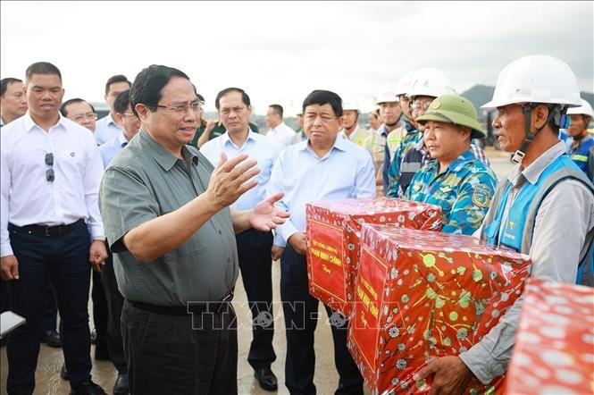 Thủ tướng Phạm Minh Chính tặng quà các đơn vị thi công dự án Cảng hàng không quốc tế Phú Quốc. Ảnh: Dương Giang/TTXVN Thủ tướng Phạm Minh Chính tặng quà các đơn vị thi công dự án Cảng hàng không quốc tế Phú Quốc. Ảnh: Dương Giang/TTXVN