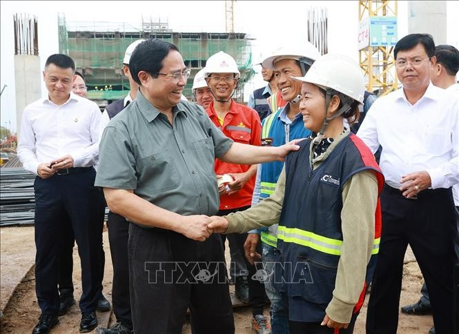 Thủ tướng Phạm Minh Chính với công nhân thi công dự án Cảng hàng không quốc tế Phú Quốc. Ảnh: Dương Giang/TTXVN Thủ tướng Phạm Minh Chính với công nhân thi công dự án Cảng hàng không quốc tế Phú Quốc. Ảnh: Dương Giang/TTXVN