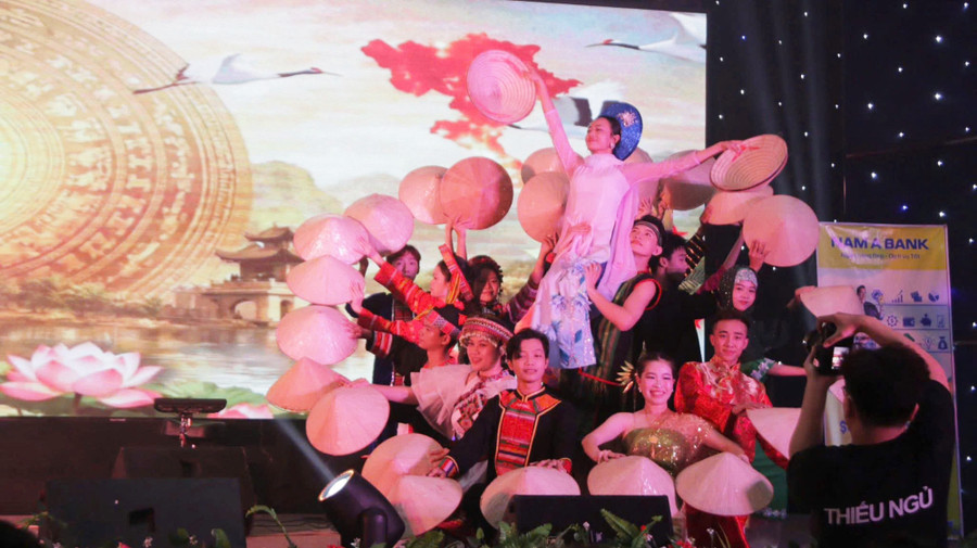 Rực rỡ chương trình văn nghệ mừng Đảng - mừng Xuân Bính Ngọ 2026 tại Trường ĐH Kiên Giang.