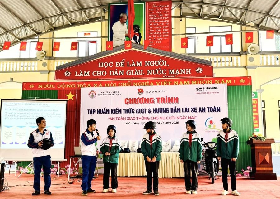 Trường THCS Xuân Huy tập huấn kiến thức an toàn giao thông và hướng dẫn lái xe an toàn.