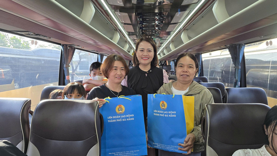 Tặng quà cho đoàn viên Công đoàn về quê đón Tết. d0b6a4155837d6698f263.jpg