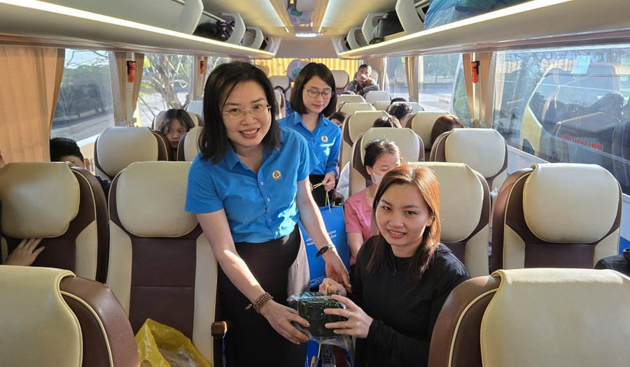 Bà Phan Thị Thúy Linh, Chủ tịch Liên đoàn Lao động TP Đà Nẵng trao quà cho đoàn viên Công đoàn. 061388bb7499fac7a3882.jpg