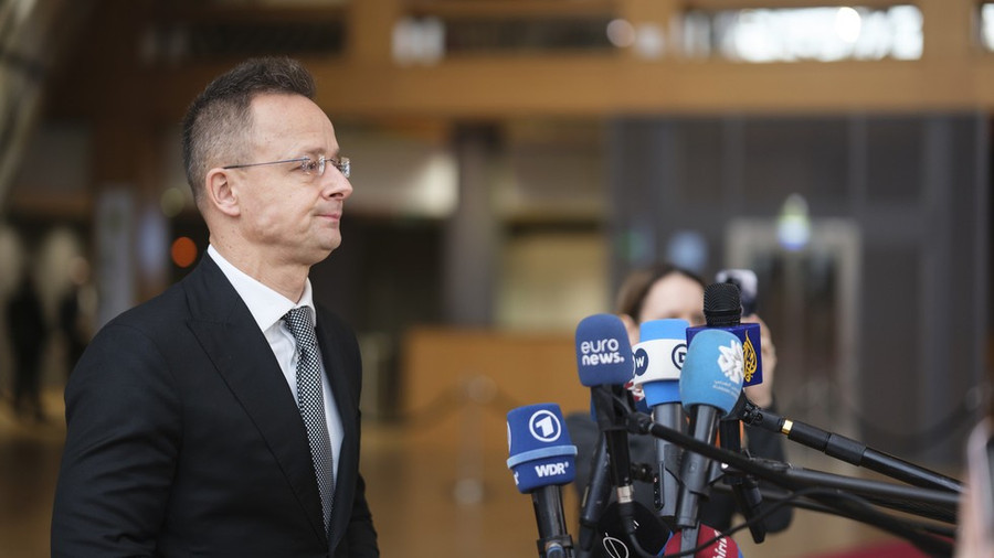Ngoại trưởng Hungary Peter Szijjarto phát biểu trước giới truyền thông tại Brussels, Bỉ, ngày 23/2/2026.