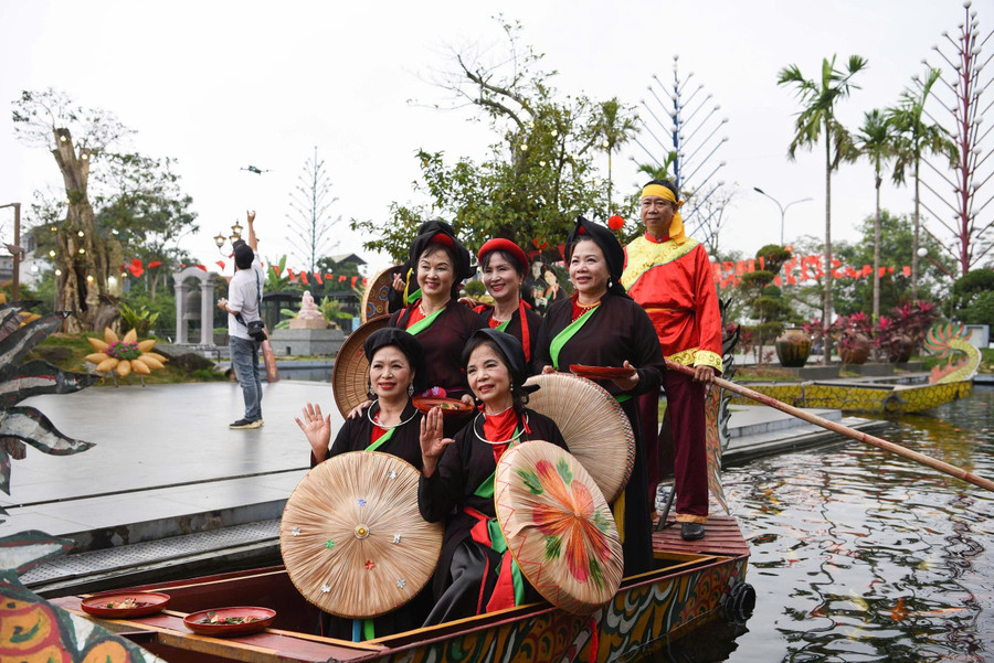 Du khách trải nghiệm hát quan họ trên mạn thuyền.