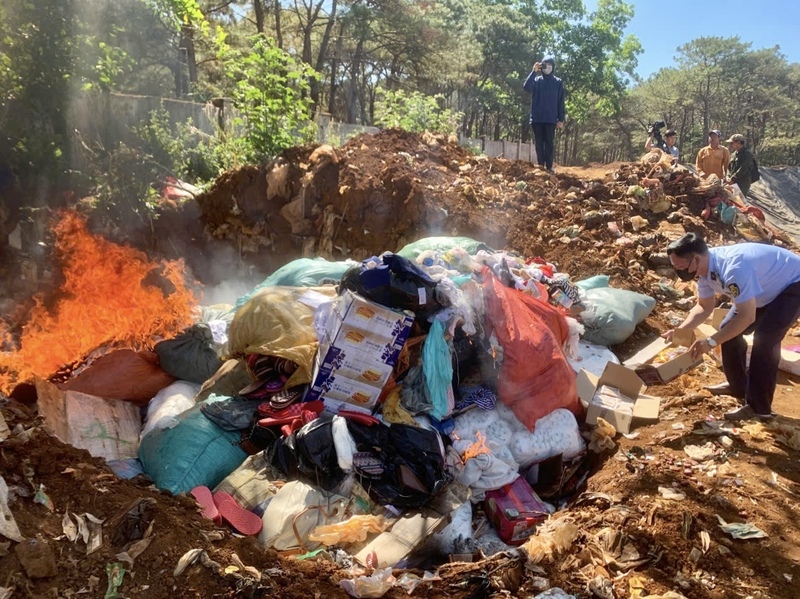 Lực lượng chức năng tiến hành tiêu huỷ hàng hoá vi phạm. Ảnh: ĐVCC