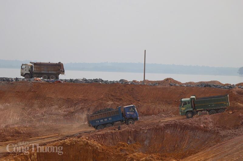 Công trường dự án Nhà máy Thủy điện Trị An mở rộng đang được huy động nhân lực, thiết bị để đẩy nhanh tiến độ, tạo tiền đề triển khai các hạng mục trọng điểm trong thời gian tới. Ảnh: Thanh Tuấn