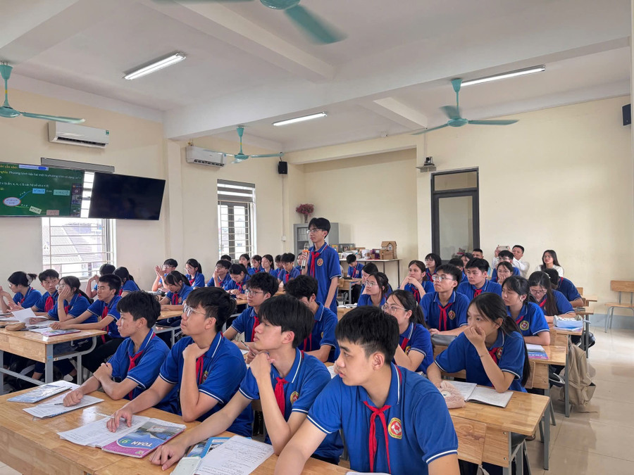 Các em học sinh Trường THCS Phan Thiết trong 1 tiết ôn tập. (Ảnh: NTCC)