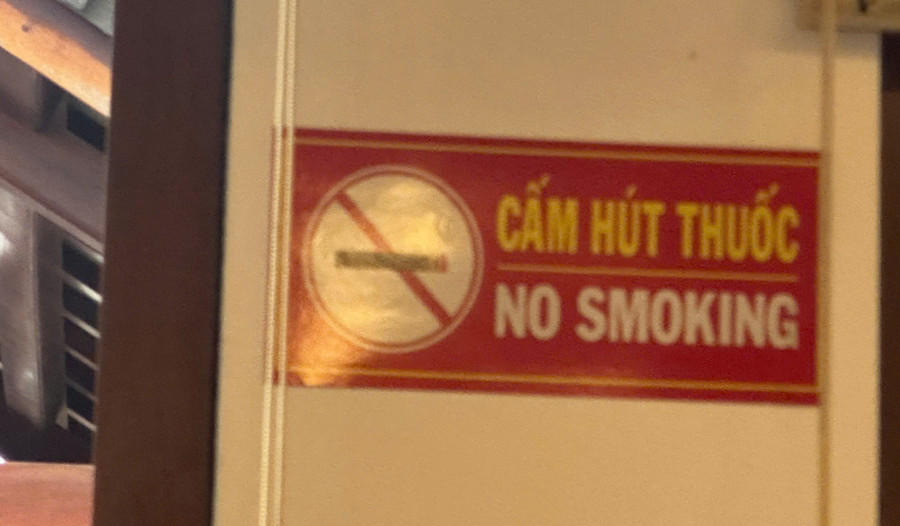 Bảng hiệu cấm hút thuốc lá được dán nhiều nơi trong trường học để nhắc nhở học sinh.