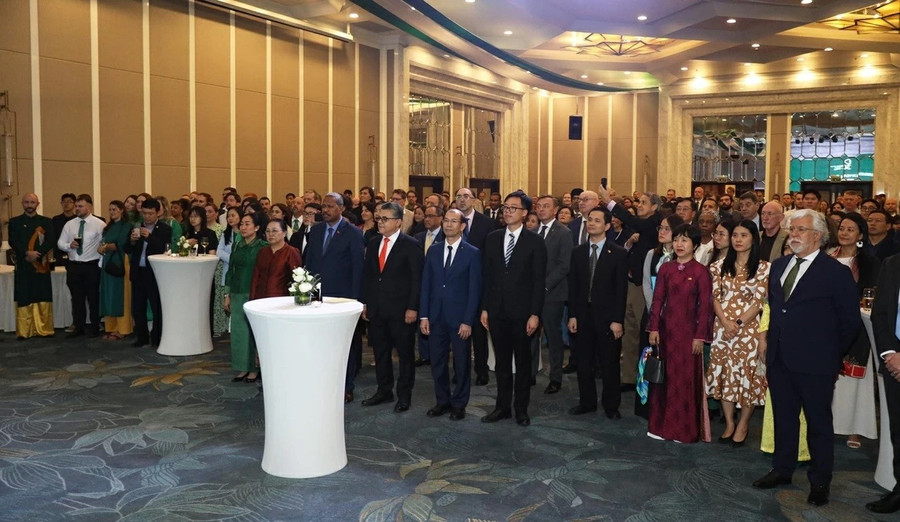 Buổi lễ có sự tham dự của đại diện các bộ, ngành, cơ quan ngoại giao, tổ chức quốc tế và cộng đồng người Ireland tại Việt Nam. (Ảnh: Thành Long) bt-1.jpg