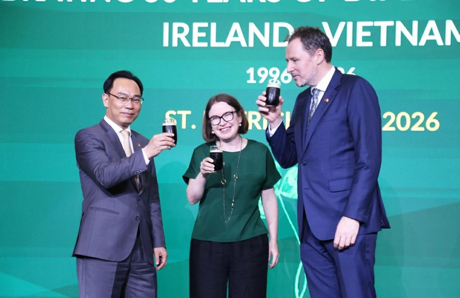 Các đại biểu nâng ly chúc mừng quan hệ hợp tác tốt đẹp giữa hai nước. (Ảnh: Thành Long). bt-3.jpg