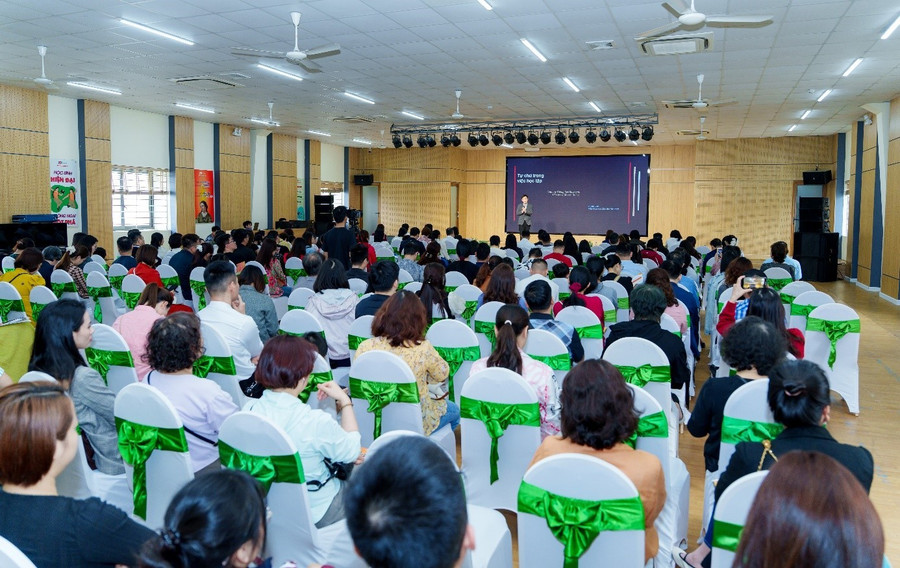 Các phụ huynh tham dự hội thảo “Right Way”, cùng trao đổi về phương pháp đồng hành cùng con.