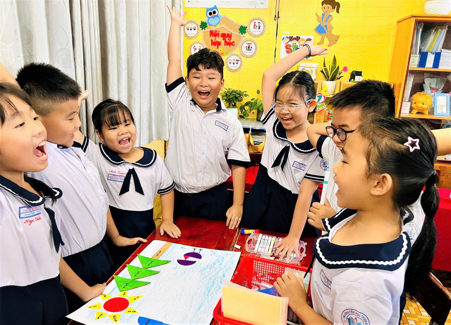 Học sinh Trường Tiểu học Thuận Kiều (phường Đông Hưng Thuận) hào hứng trong giờ học.