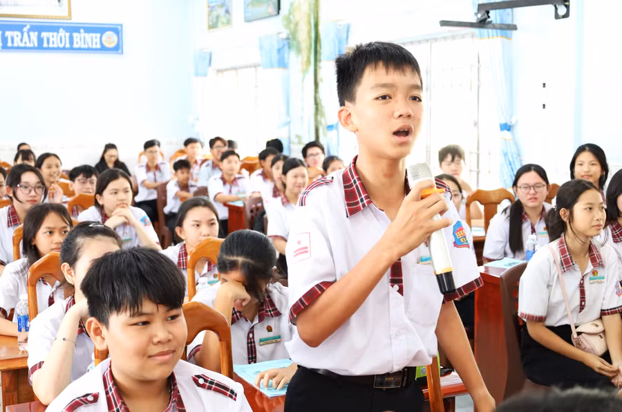 Học sinh tham gia trả lời câu hỏi của tuyên truyền viên. tuyen-truyen-blhd5.jpg