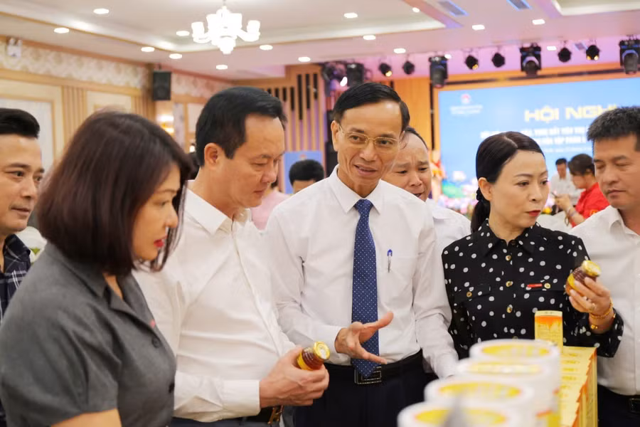 Ông Lê Trung Phước, Giám đốc Sở Công Thương Hà Tĩnh trực tiếp giới thiệu sản phẩm địa phương đến Tập đoàn Central Retail Việt Nam. img-20260331-181144.jpg