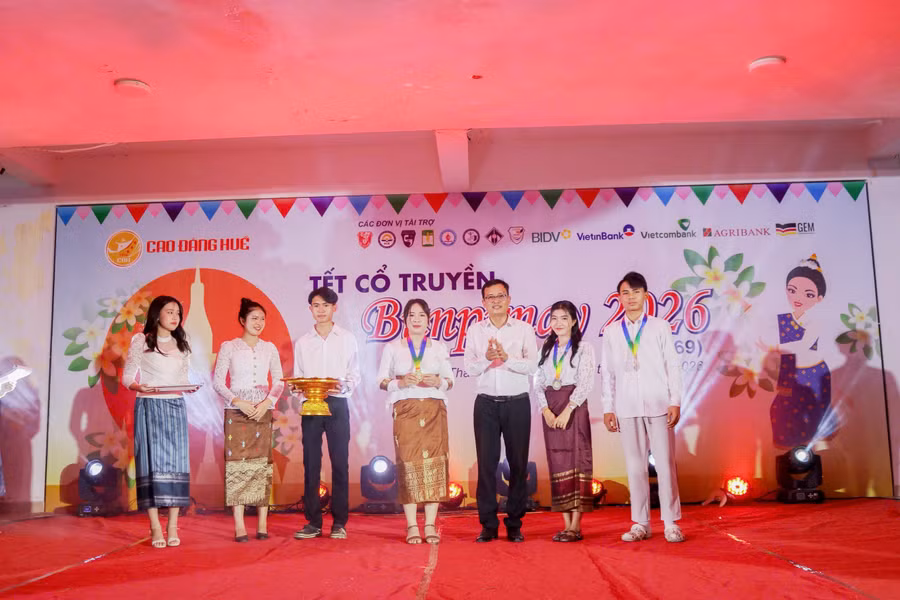 Trao giải cho các lưu học sinh đạt thành tích cao trong bóng đá và bóng chuyền. z7719560975738-ef2f9e5b5a6bc081ba6b41666882cc38.jpg