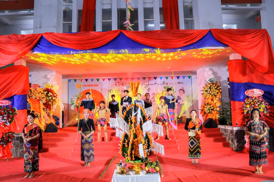 Chương trình được tổ chức long trọng và nhiều tiết mục đặc sắc. z7719560935858-e84d4e5f424ce391fb48bbe6dbab2bd2.jpg