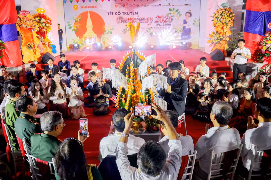 Tết cổ truyền Bunpimay cho lưu học sinh Lào tại TP Huế.