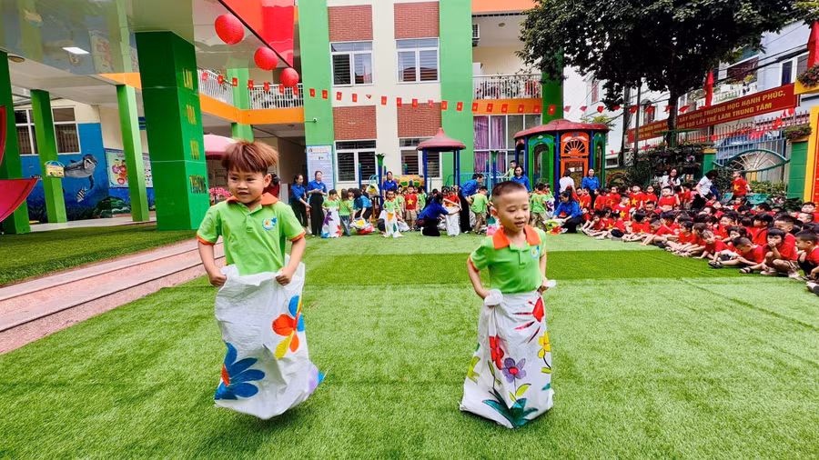 Hoạt động ngoài trời của trẻ tại Trường Mầm non Hà Lầm, phường Hà Lầm (Quảng Ninh). 6457548.jpg